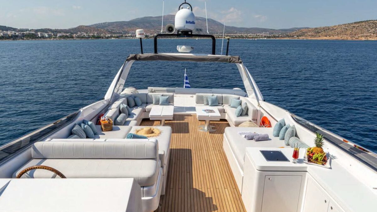charter a motor yacht in greece